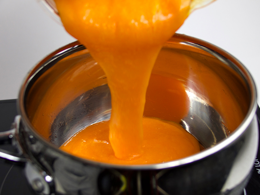 making persimmon jam